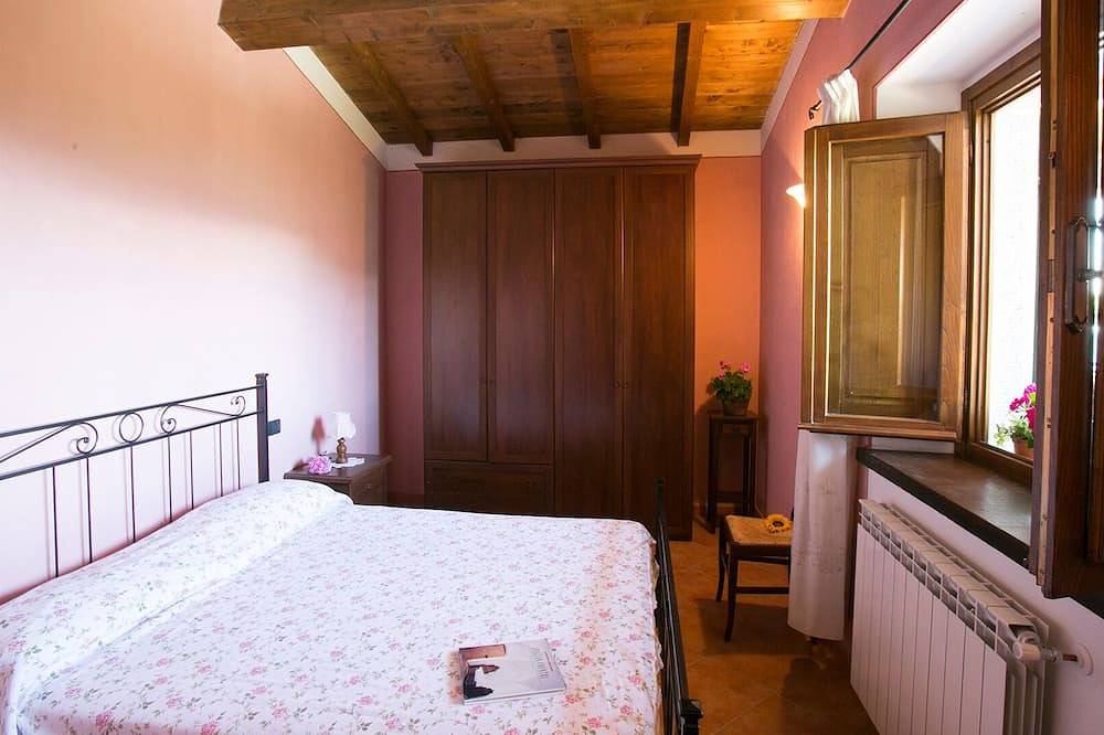 Two Apartments, Private Pool, Walk to Village Restaurants, Sleeps 12, Great view in Castiglione di Garfagnana, Garfagnana