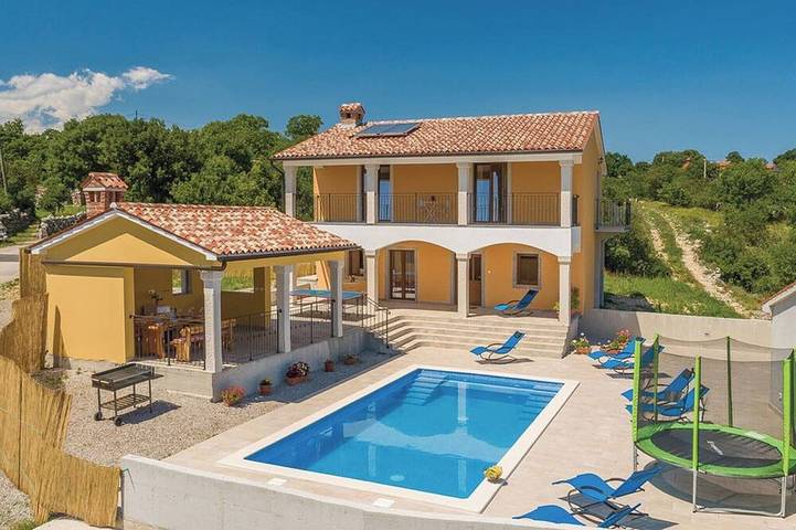Ferienhaus für 8 Personen, mit Balkon und Garten sowie Pool