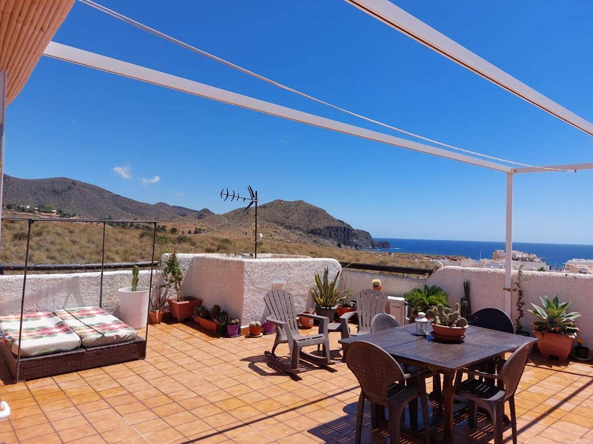 Apartamento entero, Isleta apartamento con terraza, vistas y Wifi in Playa del Peñón Blanco (Níjar), Níjar