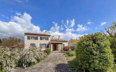 Gîte pour 4 personnes, avec terrasse et vue à Banon