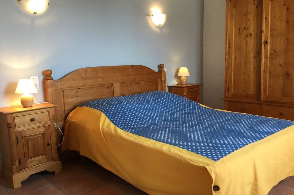 Parte de una casa de campo provenzal con piscina disfrutando de una vista del Ventoux. in Bédarrides, Vaucluse