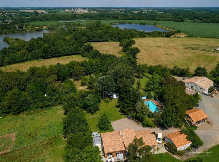 Location de vacances pour 2 personnes, avec Terrasse et Jardin ainsi que Bassin pour enfant et Piscine