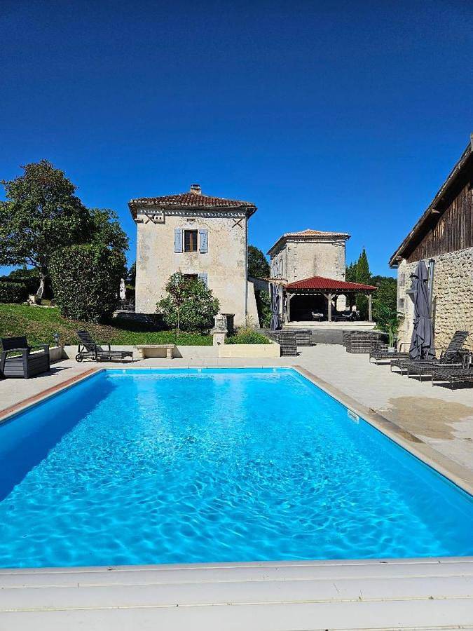 Location de vacances pour 14 personnes, avec vue ainsi que jardin et piscine, animaux acceptés à Champagne-et-Fontaine