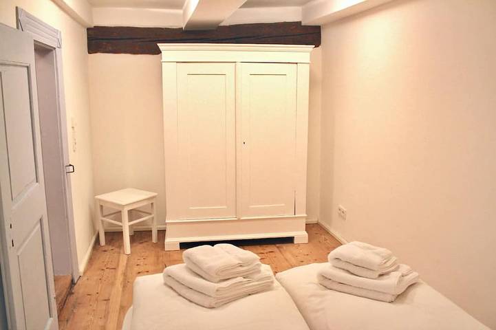 Ganze Wohnung, ⭐️ himmlischer Hof - Juwel von 1477 mit Parken, 55m², Kamin/Außensitzplatz/Öko in Quedlinburg, Harzvorland