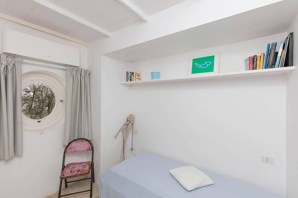 Charming, quiet house with magnificent views of the sea and capri from above in Marina Piccola (Capri), Capri