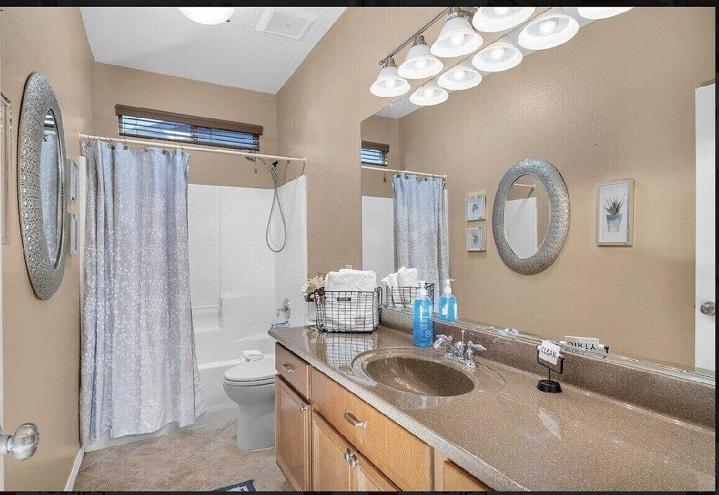 Kimberlys Château Palm Resort & Salt Water Pool Spa Sleeps 14 in Lake Elsinore, Riverside County