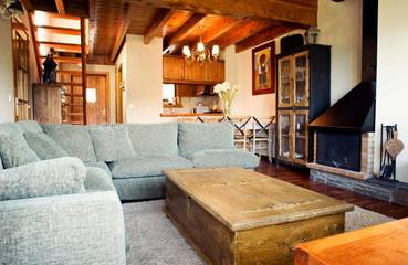 Gîte pour 8 personnes, avec piscine et vue ainsi que bassin pour enfant et jardin à Osséja