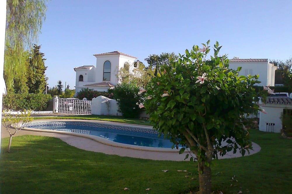 House in a quiet area with private pool and beautiful garden in Albufeira, Faro District