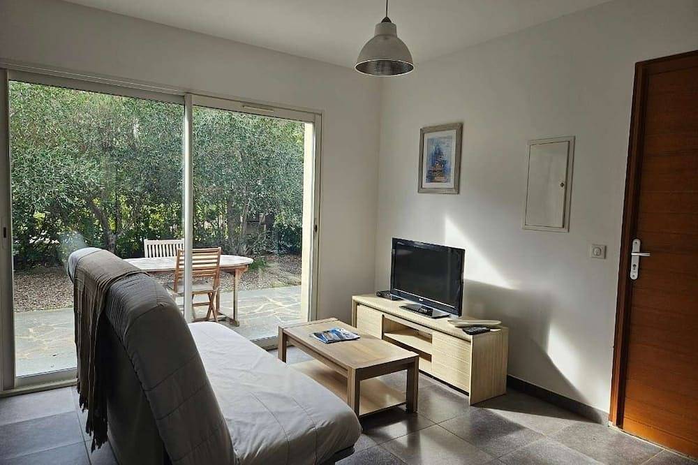 Mini villa T2 on the seafront at Marine de Sisco, ideal for discovering the Cape. in Sisco, Cap Corse