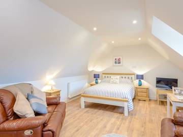 Log Cabin for 2 People in Cranborne Chase, South West England, Photo 1