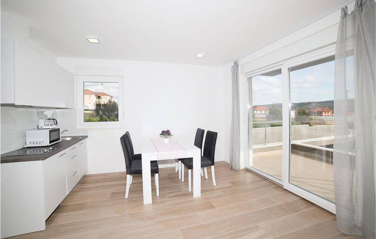 Apartamento vacacional entero, Acogedor apartamento con vistas al mar, terraza, aparcamiento y wifi - a 2 km de la playa in Trogir, Condado de Split-Dalmacia