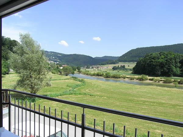 Gîte pour 6 personnes, avec Balcon/Terrasse ainsi que Balcon et Terrasse à Villers-le-Lac - 2