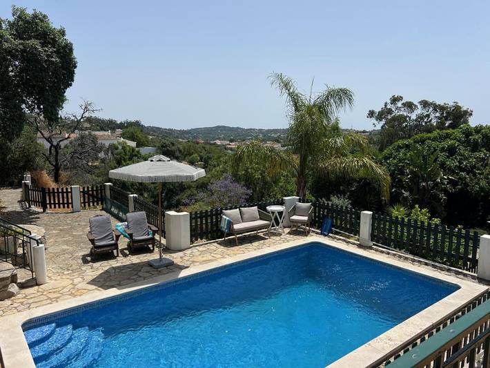 Chambre d’hôte pour 4 personnes, avec jardin ainsi que piscine et vue