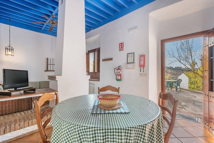 Entire apartment, Apartment 'Apartamento La Cuadra' with Mountain Views, Shared Pool, and Wi-Fi in Cumbres Verdes, La Zubia