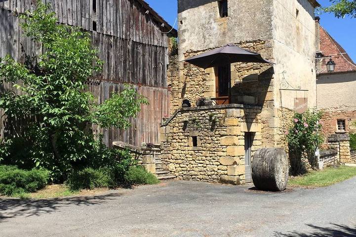 Location de vacances pour 2 personnes, avec Balcon ainsi que Jardin et Piscine à Vézac