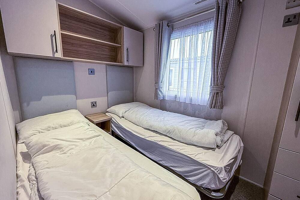6 berth caravan with part sea views and Wifi, by the beach in Waveney District, Sunrise Coast