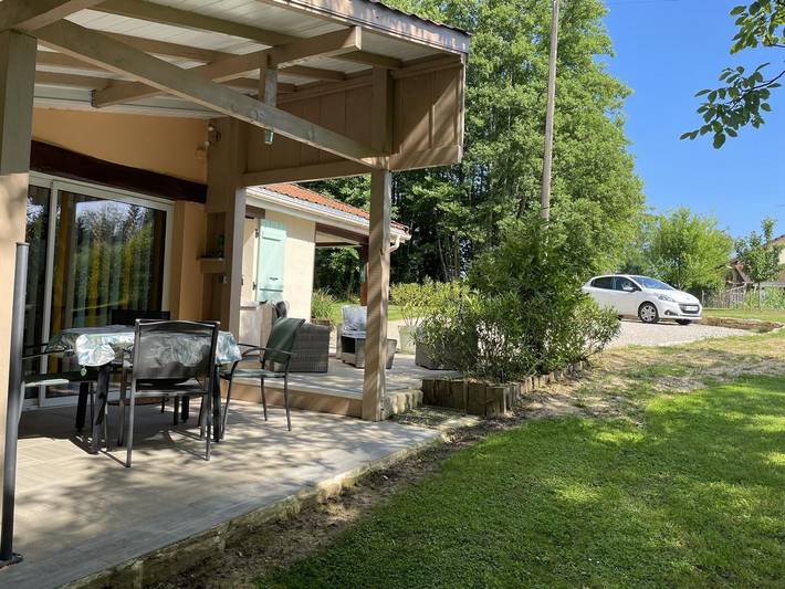 Gîte pour 4 personnes, avec Terrasse et Jardin ainsi que Piscine et Vue dans Les Essards-Taignevaux