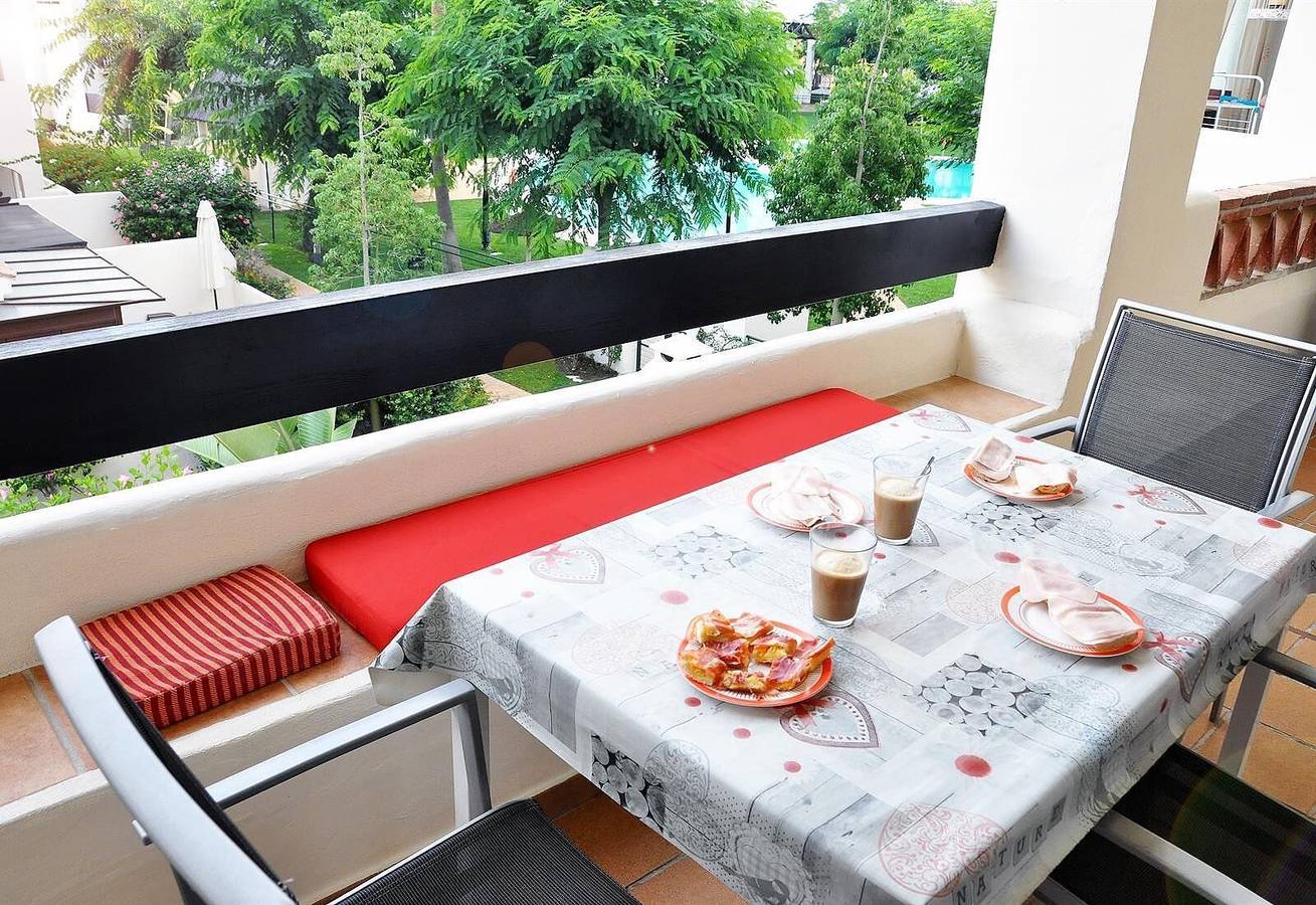 Entire apartment, Apartment 'Residencial Duquesa Fase I' with Terraces, Shared Pools & Wi-Fi in San Luis de Sabinillas, Manilva