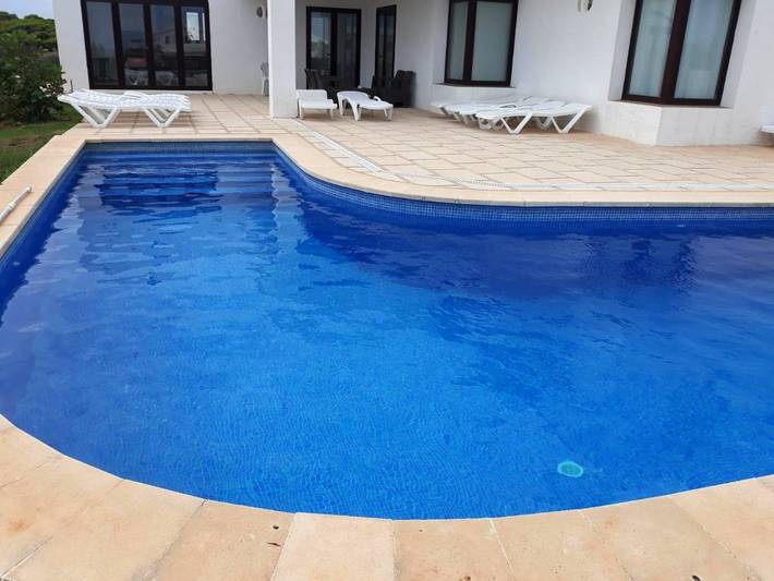 Location de vacances pour 13 personnes, avec jardin ainsi que piscine et vue à Cala Morell