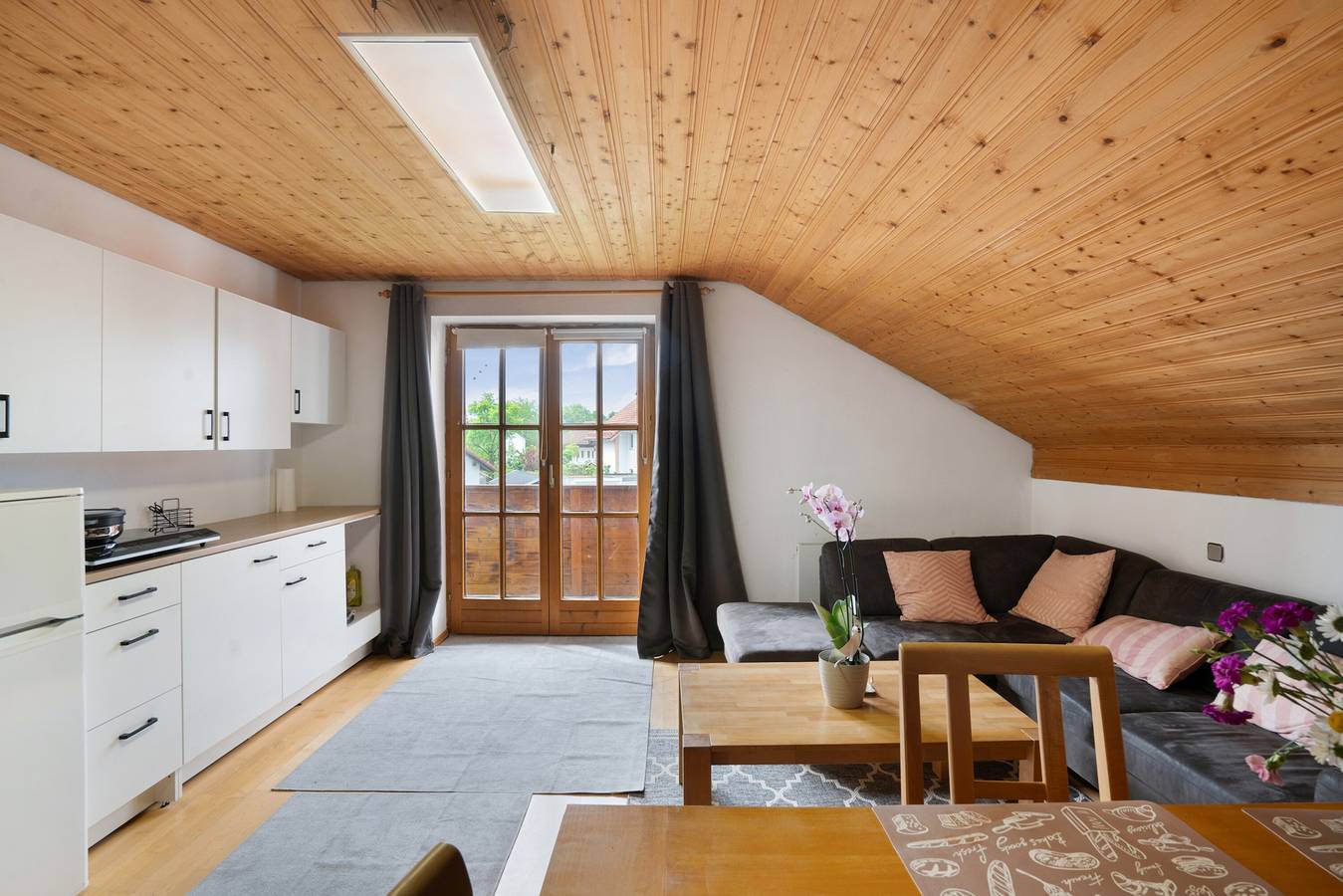 Ganze Wohnung, Ferienwohnung „Dorfidyll" mit Balkon und Wi-Fi inmitten der idyllischen Landschaft von Jesenwang in Jesenwang, Romantische Straße