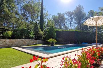 Gîte pour 4 personnes, avec piscine ainsi que vue et jardin à Varages