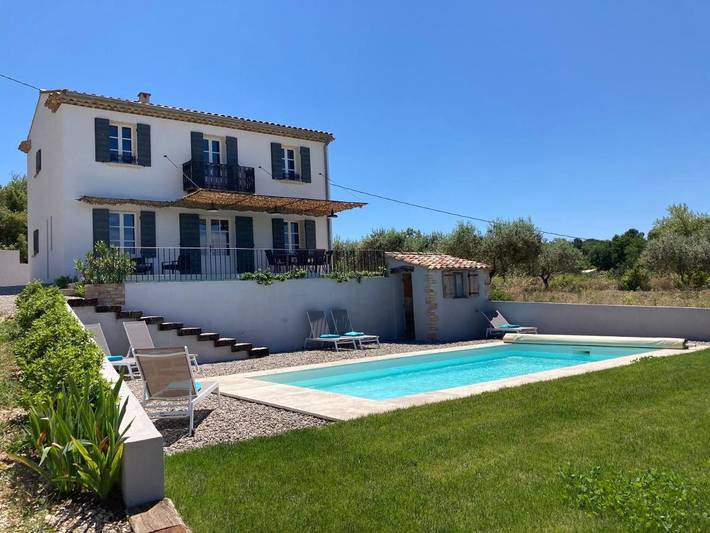 Location de vacances pour 6 personnes, avec Balcon et Terrasse ainsi que Jardin et Piscine à Malemort-du-Comtat