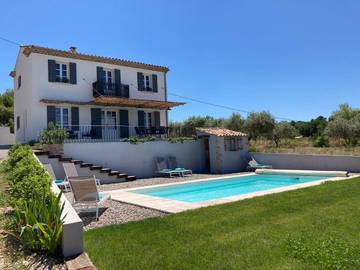 Location de vacances pour 6 personnes, avec vue ainsi que piscine et jardin à Malemort-du-Comtat
