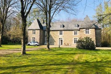 Gîte pour 15 personnes, avec jardin, animaux acceptés à Moyon