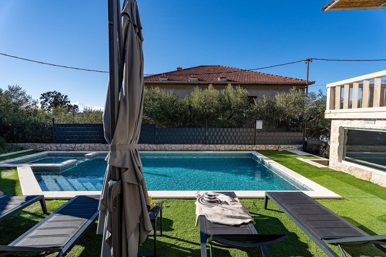 Villa Moreta with heated pool, Sauna, Hot-tub in Okrug Gornji, Čiovo