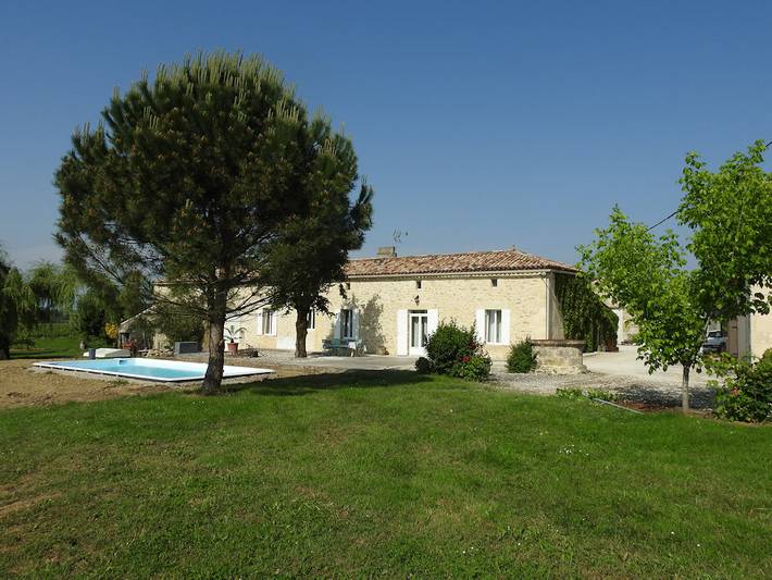 Gîte pour 10 personnes, avec terrasse ainsi que piscine et jardin à Sauveterre-de-Guyenne