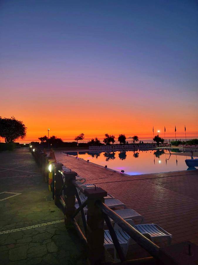 Location de vacances pour 4 personnes, avec Balcon et Terrasse ainsi que Jardin et Piscine à Piraino