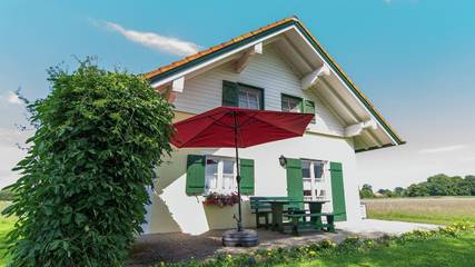 Ferienhaus für 5 Personen, mit Pool und Whirlpool sowie Garten und Sauna in Übersee