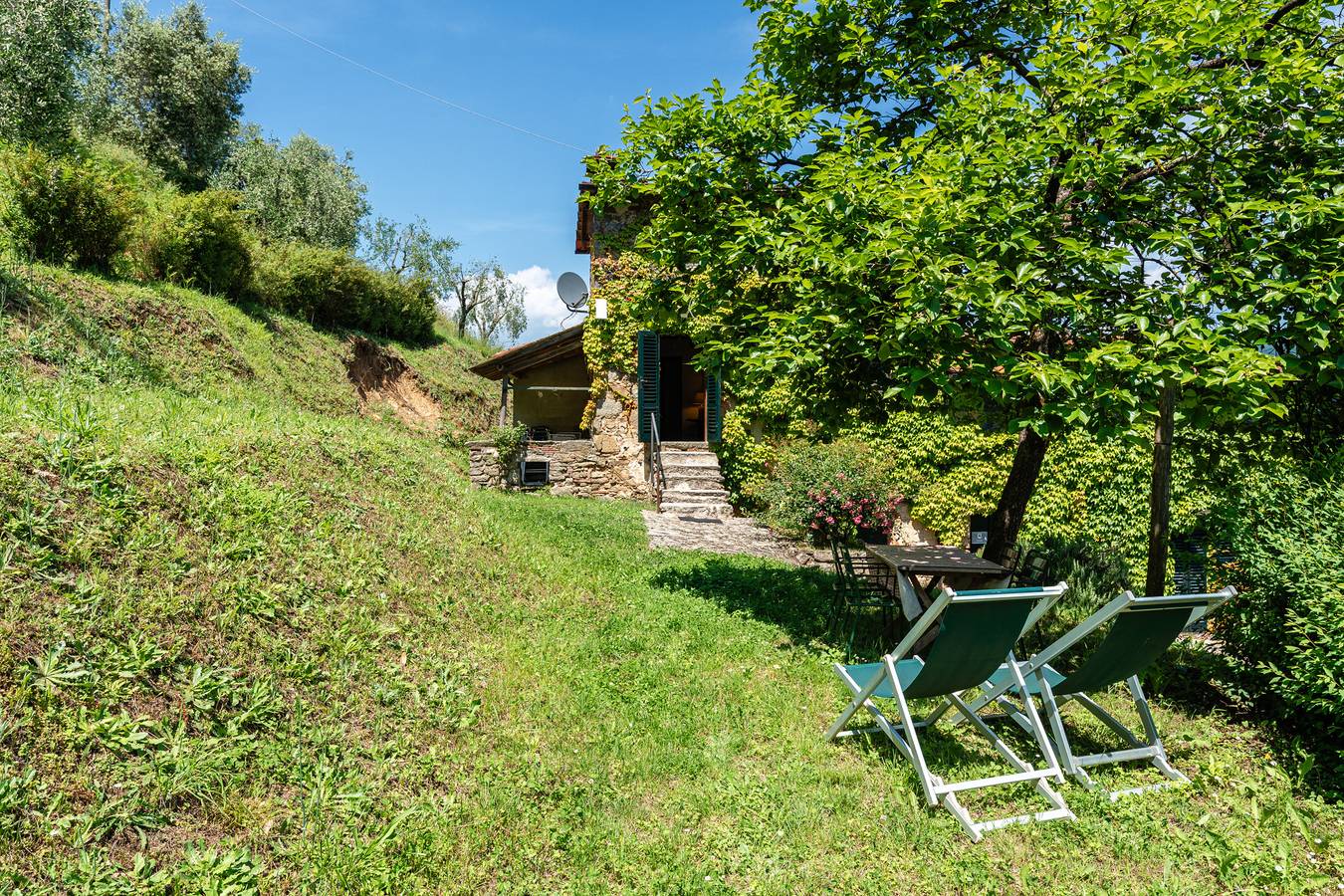 Entire apartment, Apartment 'Casa Grande' with Mountain View, Shared Pool and Wi-Fi in Pescia, Pistoia Province