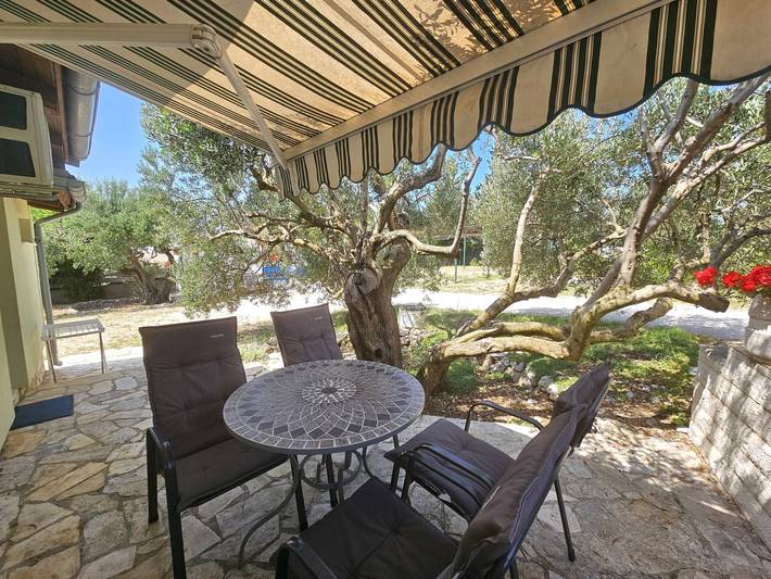 Location de vacances pour 4 personnes, avec jardin et terrasse à Rogoznica