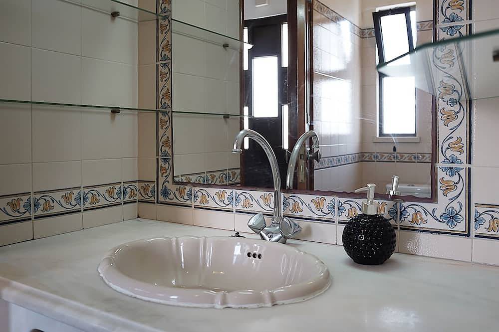 Quentao White Villa, Wifi, Ac, Pool in Quarteira, Distrito de Faro