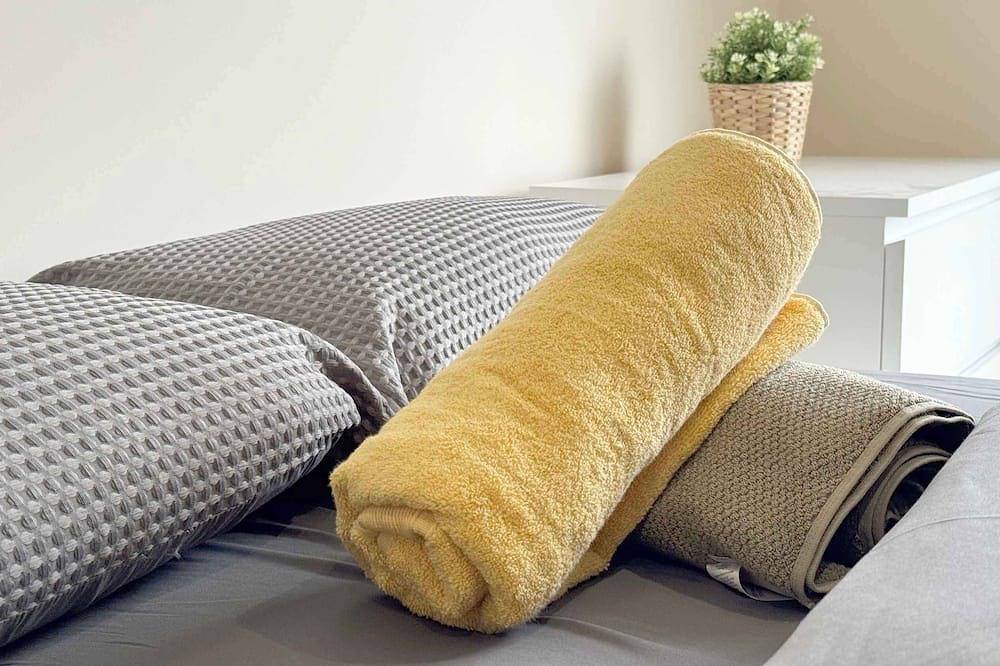 Entire apartment, Modern 2-Bed City Living with Private Balcony in Greater Manchester