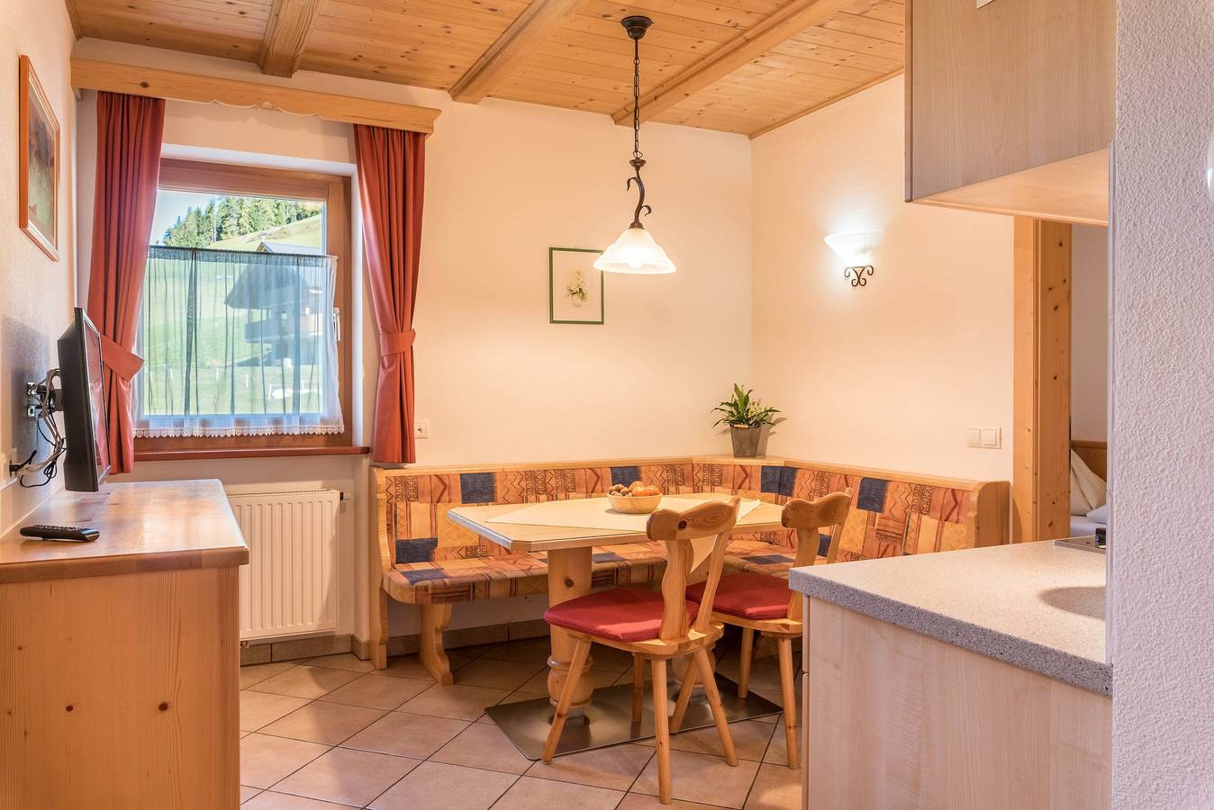 Geheel appartement, Appartement Ciasa Raut App Valüz met uitzicht op de bergen, tuin & Wi-Fi in La Val, Dolomiti Superski