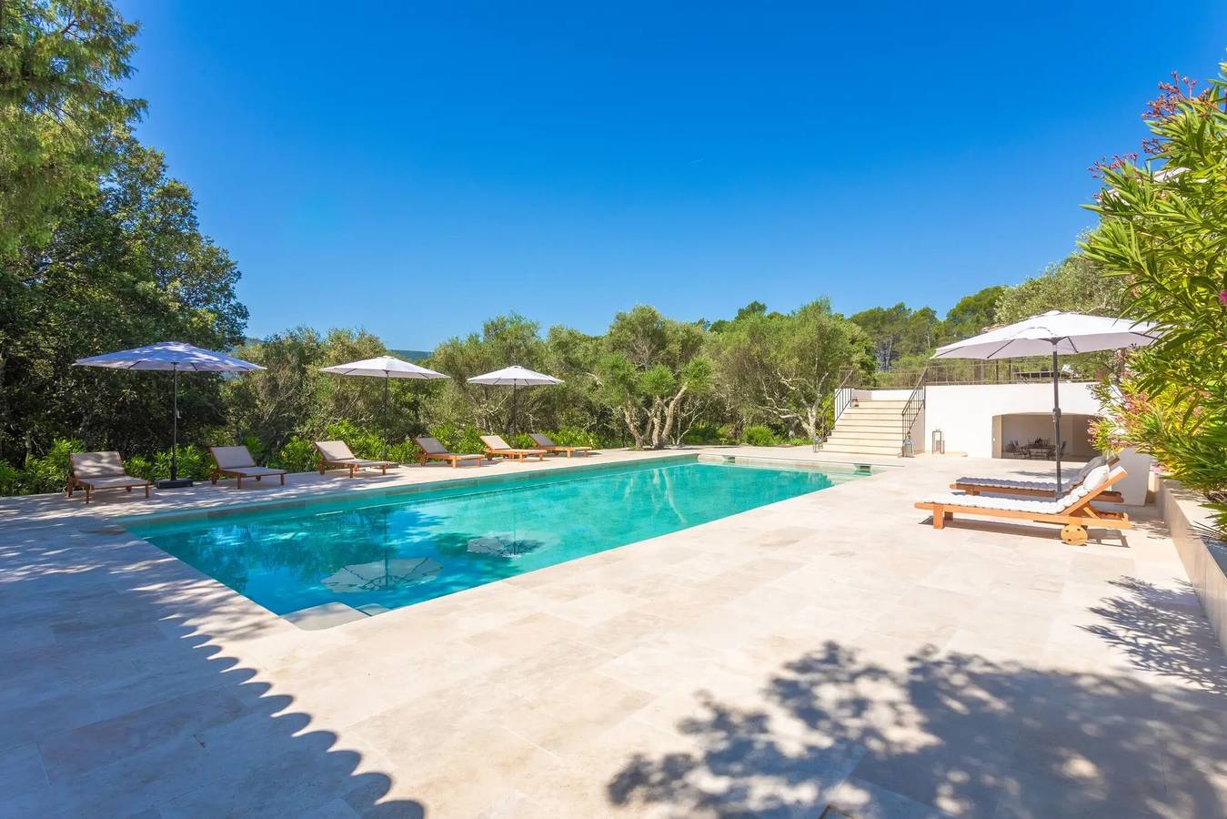 Chambre d’hôtes « Chambre Blanche » avec vue montagne, Wi-Fi et climatisation in Le Thoronet, Région de Draguignan