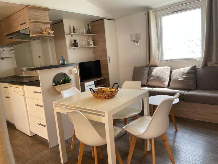 Camping pour 8 personnes, avec piscine et terrasse, adapté aux familles
