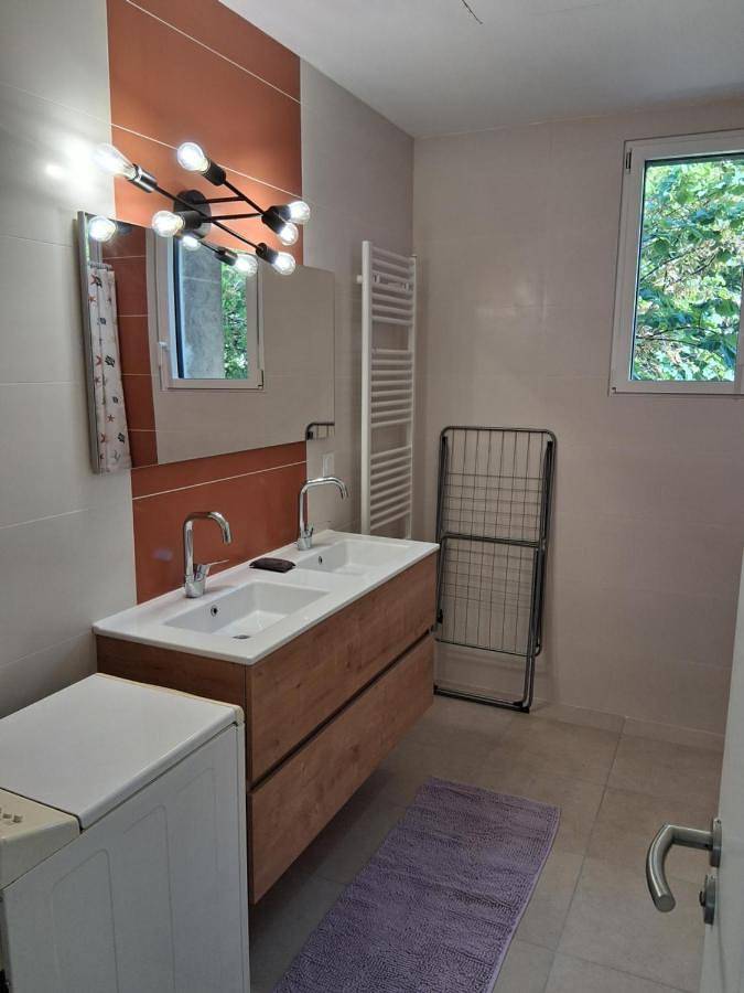 Two-Bedroom House in Tain-l'Hermitage, Région de Valence