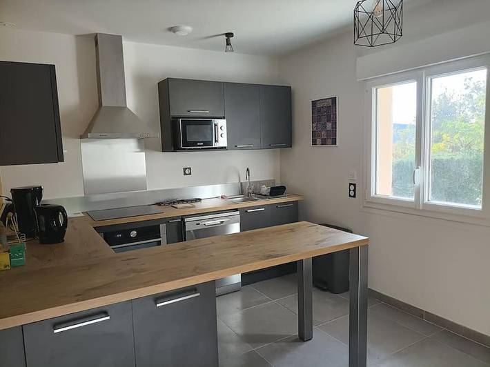 Location de vacances pour 6 personnes, avec piscine ainsi que vue et jardin à Vesseaux - 2