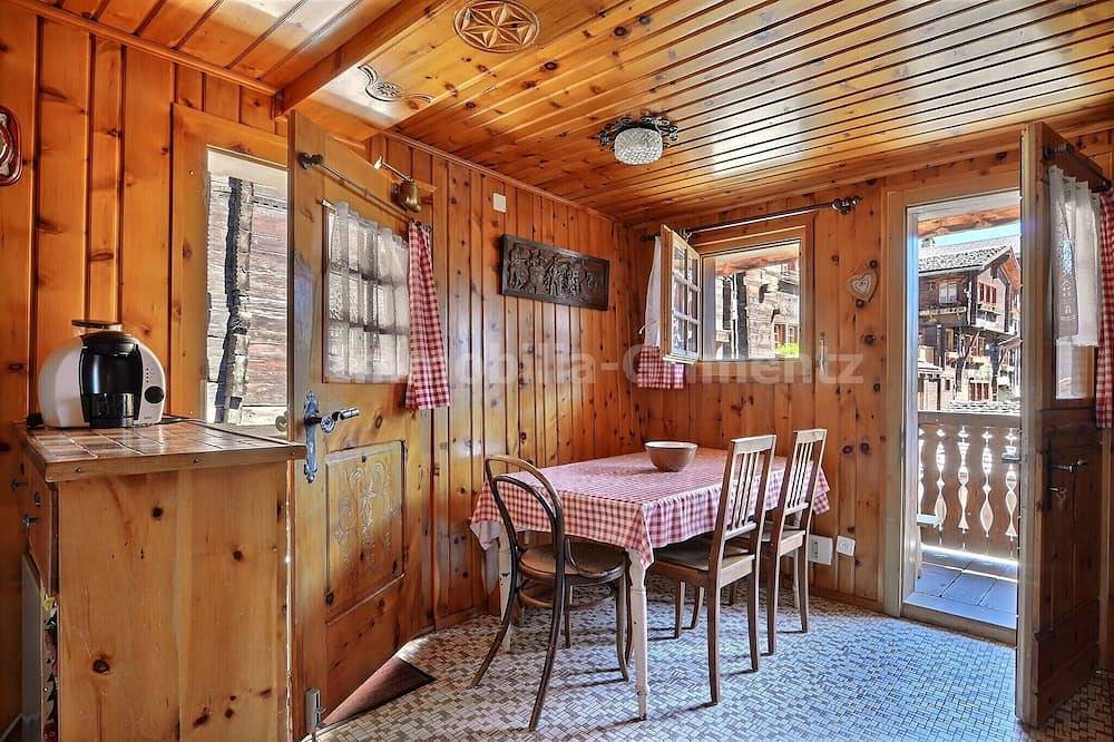Ganze Wohnung, Sehr einfache Wohnung für 4 Personen, Küche mit Essecke, kleines Wohnzimmer mit 2 Betten, 1 Etagenbe in Grimentz, Anniviers
