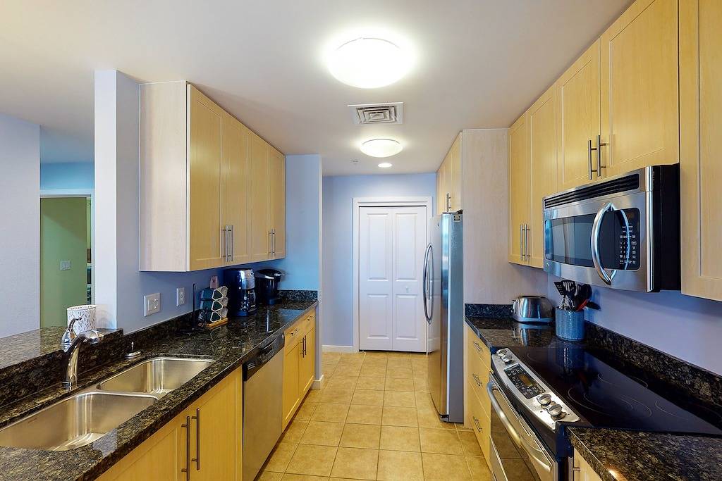 Ganze Wohnung, Updated, third-floor, bayfront condo with sunset views, 3 pools & 2 gyms in Virginia Beach