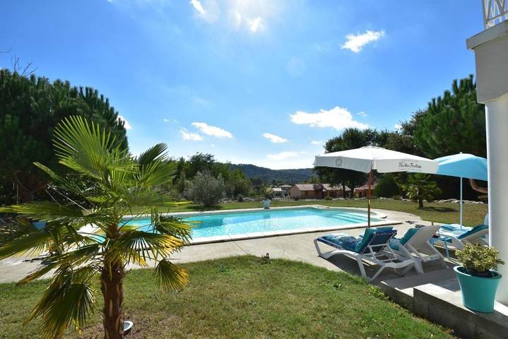 Location de vacances pour 2 personnes, avec jardin ainsi que vue et piscine à Le Bugue - 2