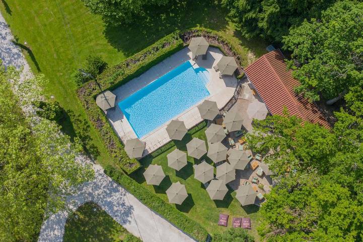 Hôtel pour 6 personnes, avec Jacuzzi et Terrasse ainsi que Jardin et Piscine à Saint-Étienne-de-Saint-Geoirs