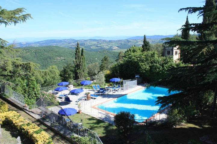 Agriturismo per 3 persone, con Terrazza e Giardino nonché Piscina a Radda in Chianti