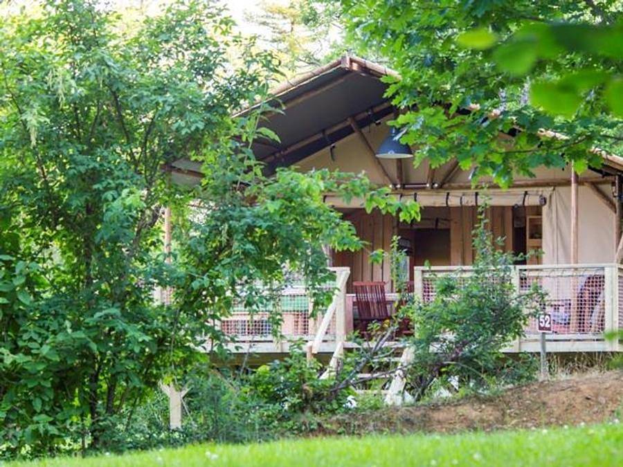 Camping Domaine de La Serre - Safarizelt 5 personen - Zelt Safari Woodlodge 59m² / 2 Zimmer - überdachte Terrasse (eigene Sanitäranlagen) in Aigues-Vives (Ariège), Ariège