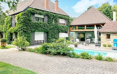 Gîte pour 9 personnes, avec jardin ainsi que jacuzzi et terrasse à Fauverney