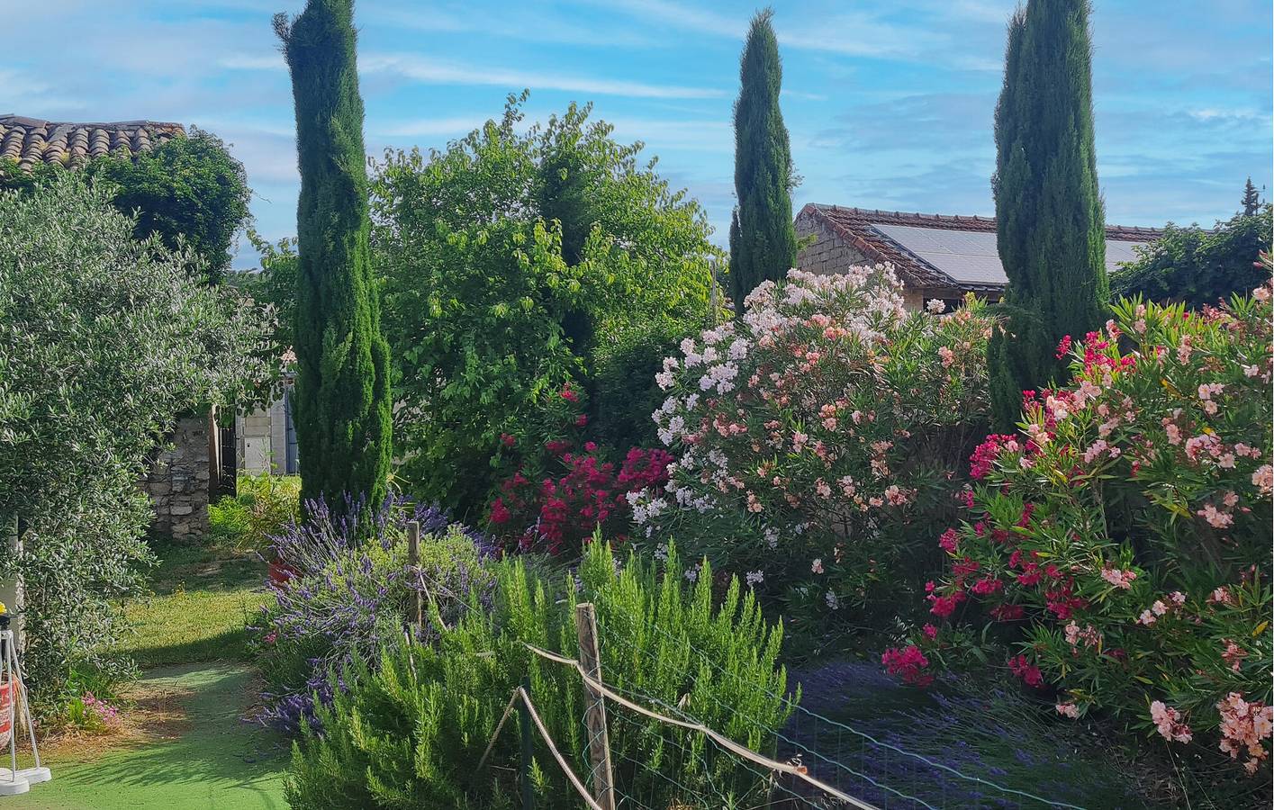 Appartement am Pool mit Parkplatz und Flussblick in Saint-Gervais, Nimes und Umgebung