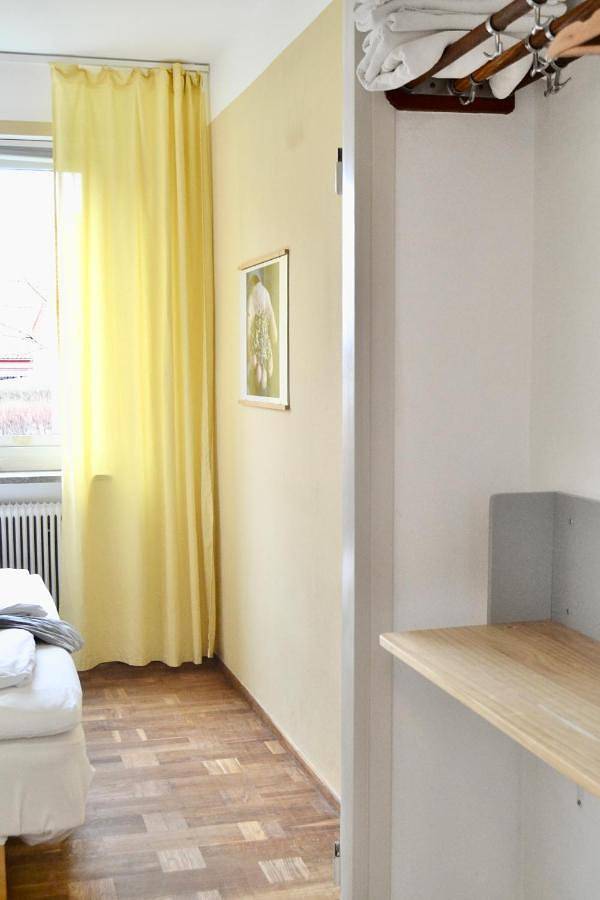 Double Room with 180 cm double bed - private toilet and shared shower in Simrishamn, Österlen